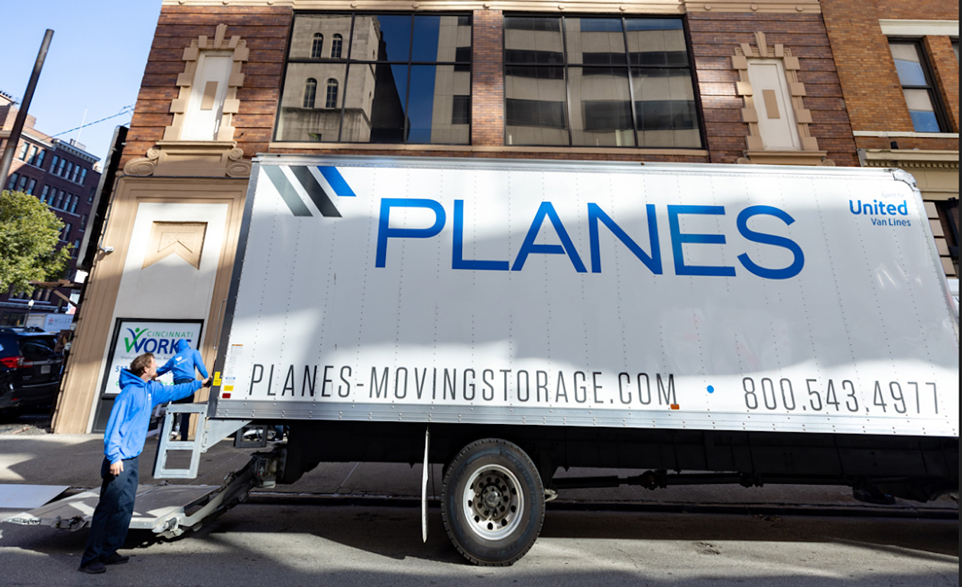 Planes moving truck